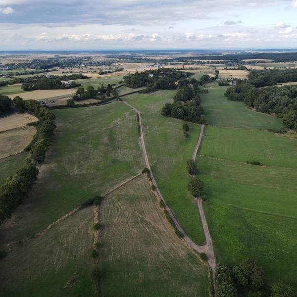 Das Bild zeigt einen Blick in Richtung Schweinheim aus der Luft. Aufgenommen ist es mithilfe einer Drohne im Bereich der Steinbachtalsperre.