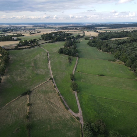 Das Bild zeigt einen Blick in Richtung Schweinheim aus der Luft. Aufgenommen ist es mithilfe einer Drohne im Bereich der Steinbachtalsperre.