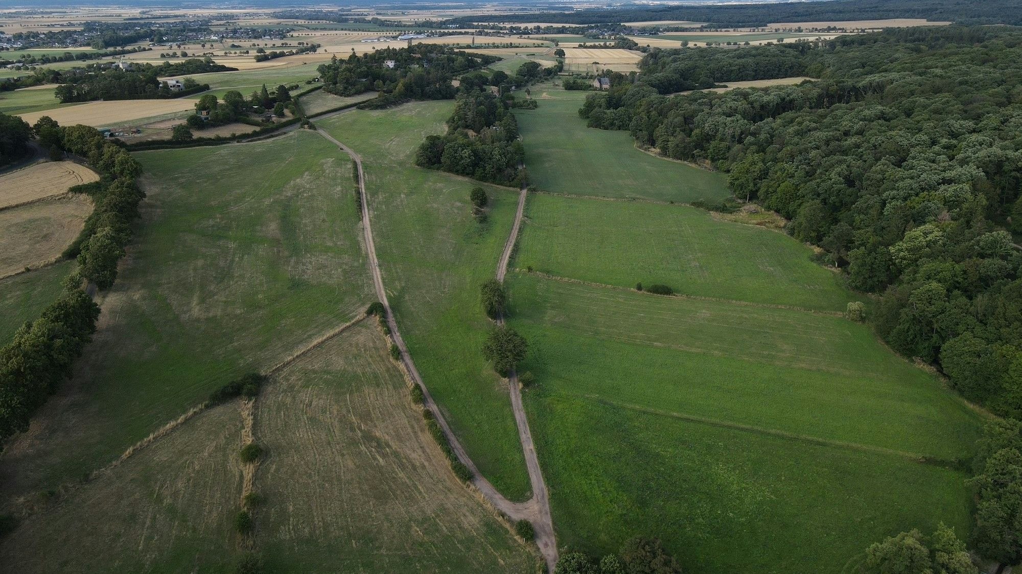 Das Bild zeigt einen Blick in Richtung Schweinheim aus der Luft. Aufgenommen ist es mithilfe einer Drohne im Bereich der Steinbachtalsperre.