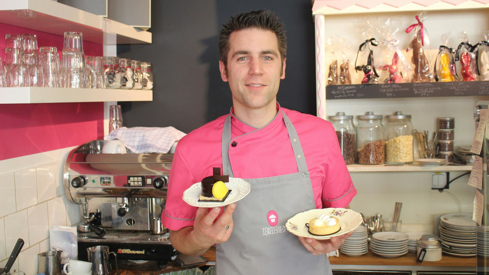 Matthias Ludwigs von „TörtchenTörtchen“ mit hübschen und leckeren Backwaren. (Archivbild)