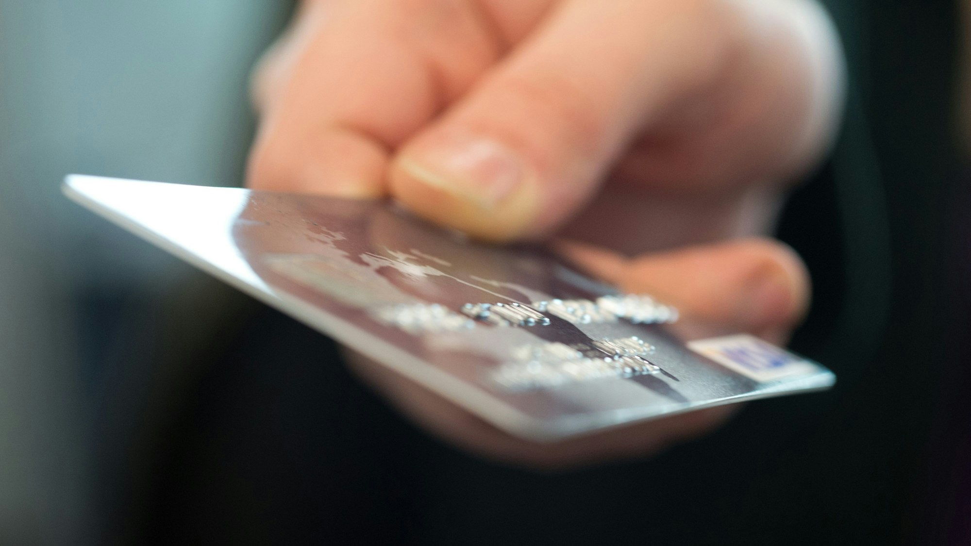 Die Polizei Rhein-Berg warnt vor Betrügern, die im nördlichen Kreisgebiet unterwegs seien. Sie hätten sich als Bankmitarbeiter ausgegeben, um so an die Giro- und Kreditkarten von vor allem Seniorinnen und Senioren zu gelangen.