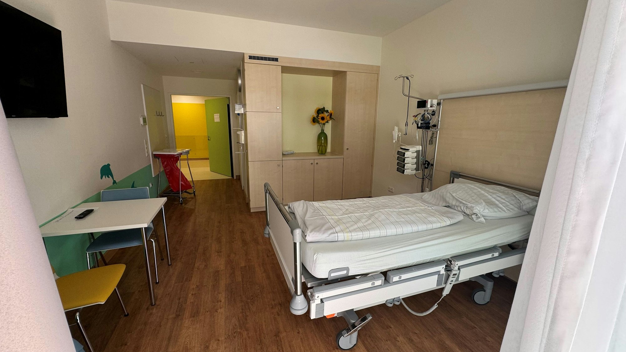 Eines der neuen Zimmer in der Kinderpalliativstation. Moderne Technik ist für die Behandlung von Kindern sehr wichtig.