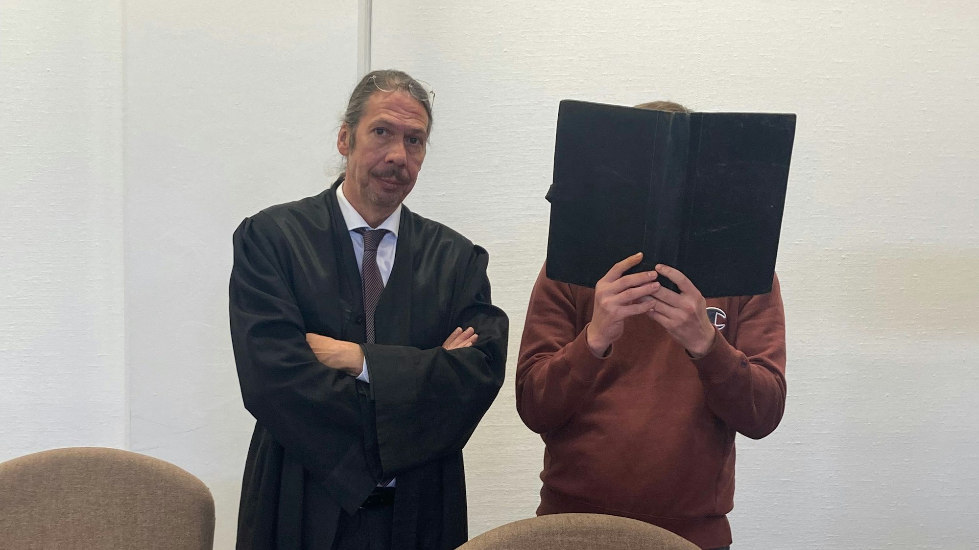 Der Angeklagte und sein Verteidiger stehen im Kölner Landgericht.