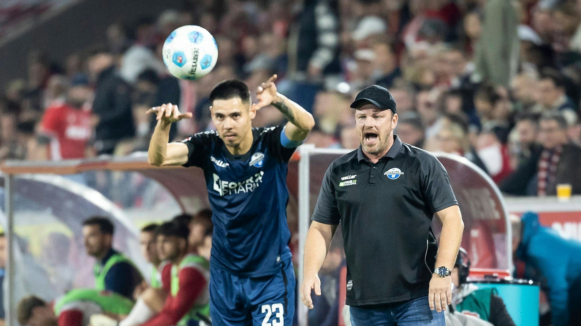 1. FC Köln - SC Paderborn 07, 25.10.2024 Raphael Obermair SC Paderborn 07, 23 beim Einwurf, dahinter schreit Lukas Kwasniok Cheftrainer SC Paderborn 07 10. Spieltag der 2. Fußball-Bundesliga, 1. FC Köln - SC Paderborn 07 am 25.10.2024 im RheinEnergie-Stadion in Köln. DIE DFL-VORSCHRIFTEN VERBIETEN JEDE VERWENDUNG VON FOTOS ALS BILDSEQUENZEN UND/ODER QUASI-VIDEO. *** 1 FC Köln SC Paderborn 07, 25 10 2024 Raphael Obermair SC Paderborn 07, 23 at the throw-in, behind him Lukas Kwasniok head coach SC Paderborn 07 shouts 10 Matchday of Bundesliga 2, 1 FC Köln SC Paderborn 07 on 25 10 2024 at RheinEnergie Stadion in Cologne THE DFL REGULATIONS PROHIBIT ANY USE OF PHOTOS AS PICTURE SEQUENCES AND OR QUASI VIDEO Copyright: xBEAUTIFULxSPORTS/AxelxKohringx