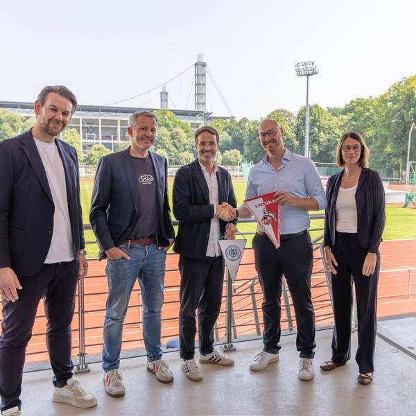 Vereinbarung zwischen 1. FC Köln und Spoho: FC-Sportdirektor Thomas Kessler (FC-Sportdirektor), FC-Geschäftsführer Philipp Türoff und Philipp Liesenfeld, Spoho-Prorektor Tobias Vogt und Spoho-Prorektorin Bettina Rulofs