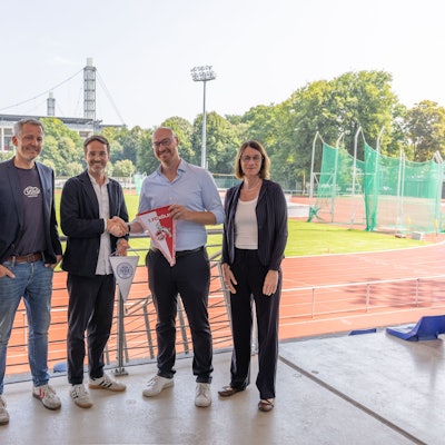 Vereinbarung zwischen 1. FC Köln und Spoho: FC-Sportdirektor Thomas Kessler (FC-Sportdirektor), FC-Geschäftsführer Philipp Türoff und Philipp Liesenfeld, Spoho-Prorektor Tobias Vogt und Spoho-Prorektorin Bettina Rulofs