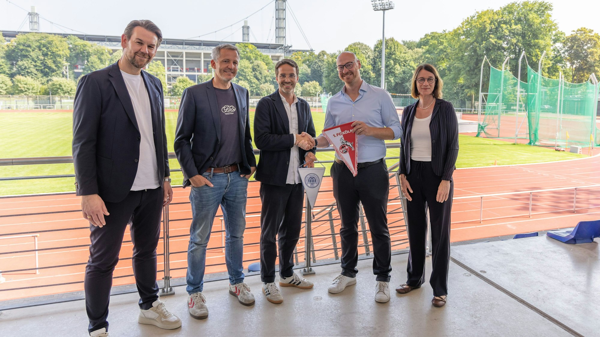 Vereinbarung zwischen 1. FC Köln und Spoho: FC-Sportdirektor Thomas Kessler (FC-Sportdirektor), FC-Geschäftsführer Philipp Türoff und Philipp Liesenfeld, Spoho-Prorektor Tobias Vogt und Spoho-Prorektorin Bettina Rulofs