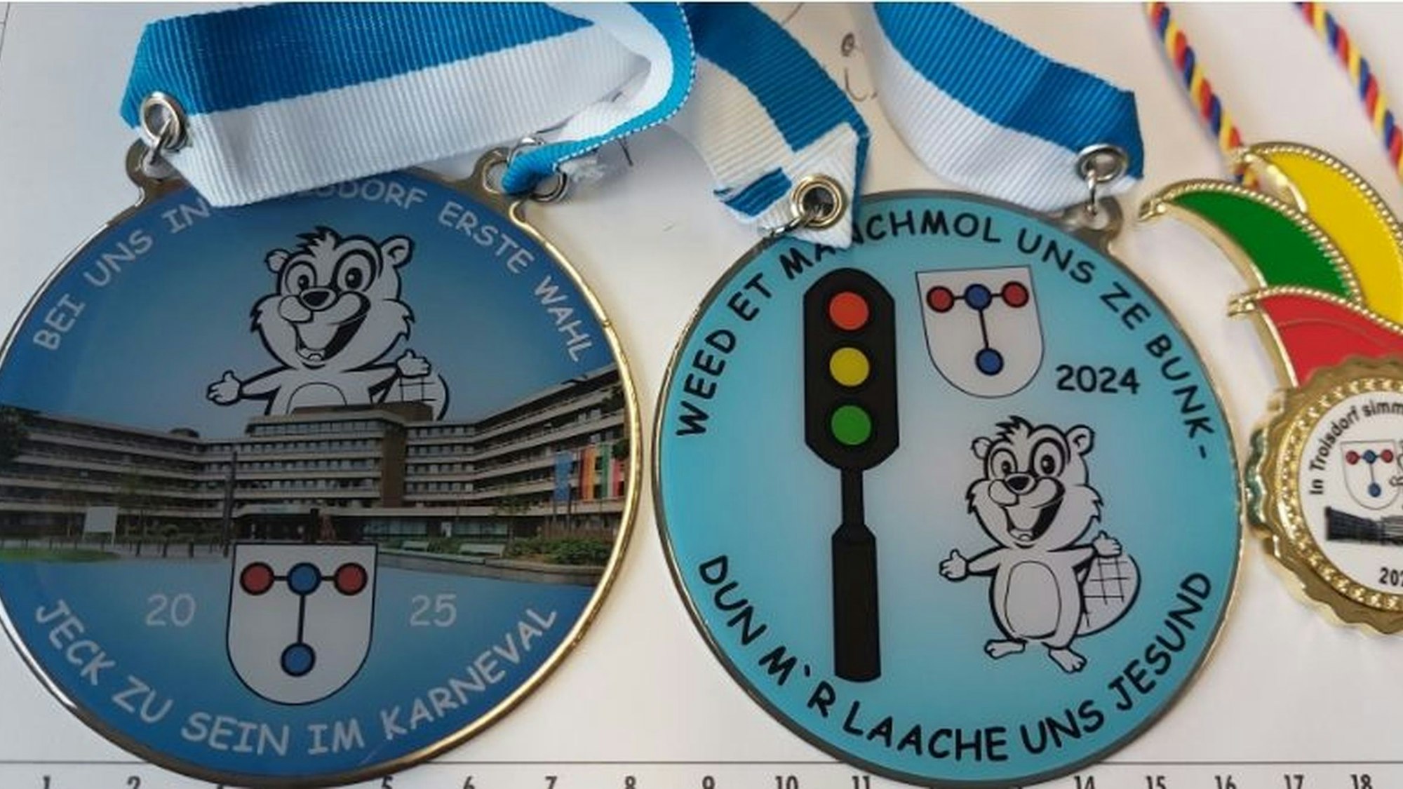 Drei Karnevalsorden aus den Jahren 2023, 2024 und 2025.