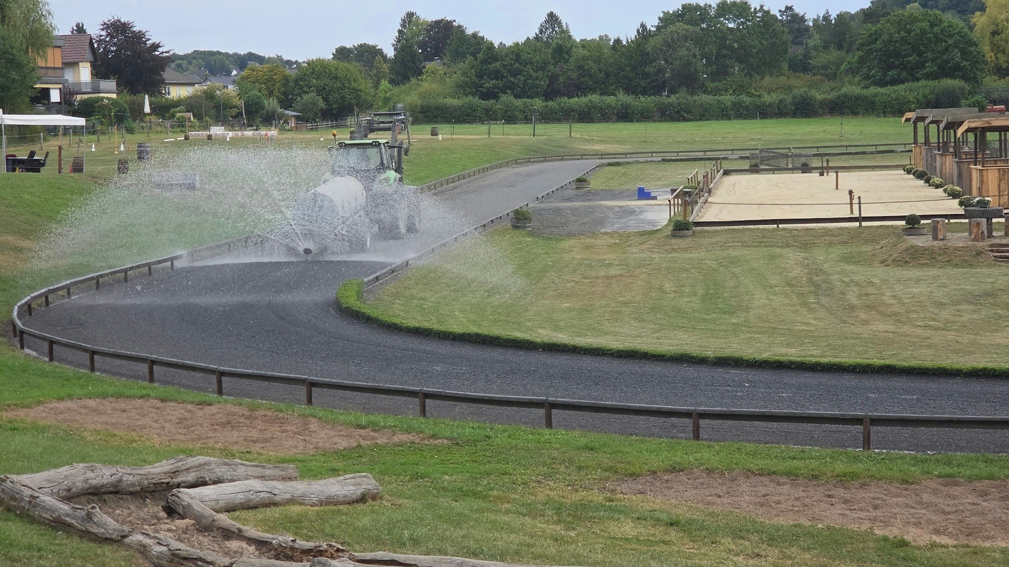 Die große Ovalbahn wird noch bewässert und befestigt.
