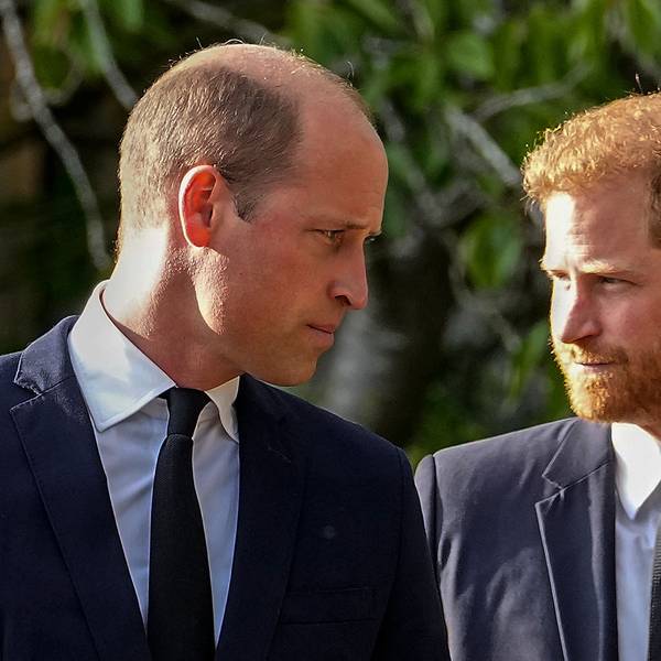 William, Prinz von Wales, und Prinz Harry, Herzog von Sussex, gehen nebeneinander.