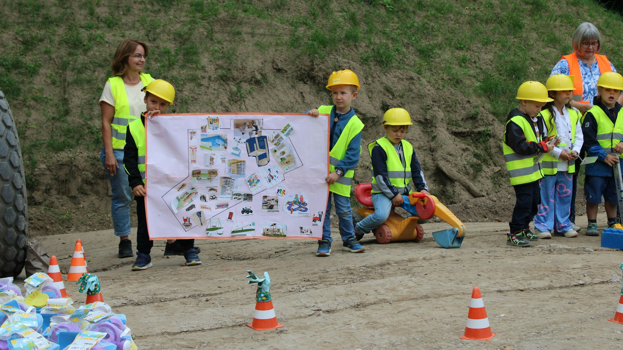 Kinder zeigen, was sie sich im neuen Kita-Gebäude und auf dem Gelände wünschen.