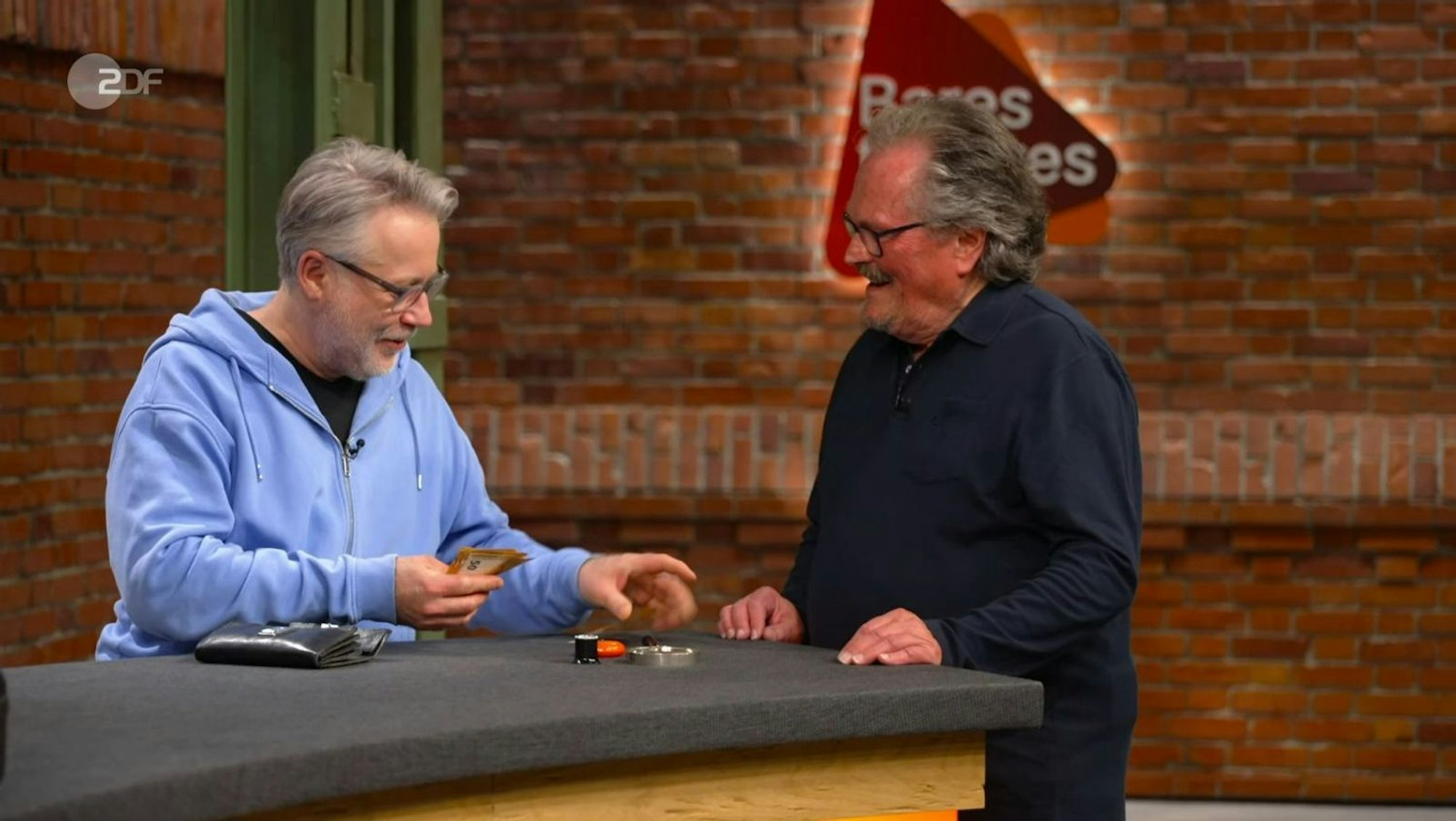 Jan Čížek hatte Glück und bekam den Koffer für 250 Euro. Verkäufer Sam war glücklich. (Bild: ZDF)