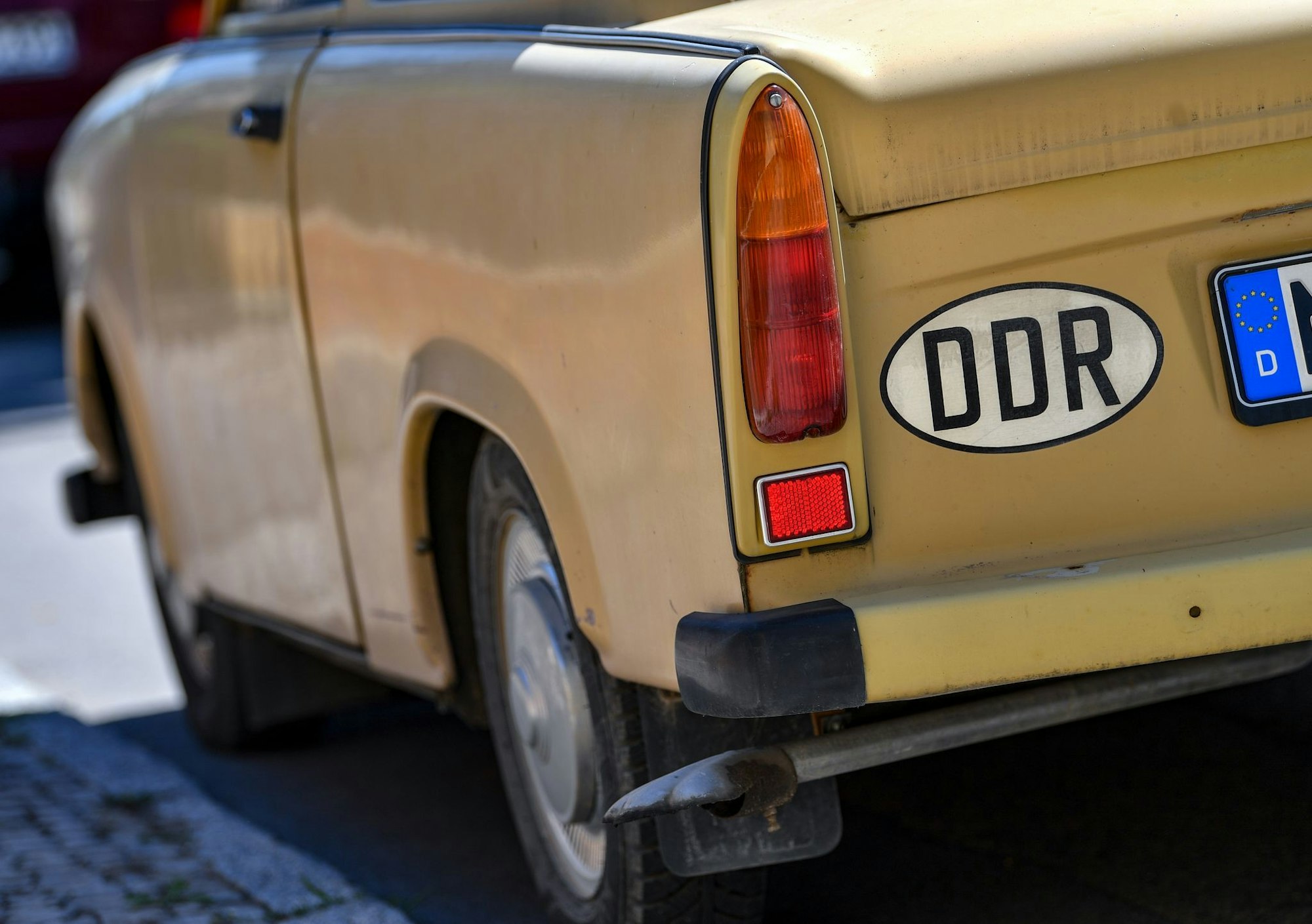 An so manchem Fahrzeug aus DDR-Produktion ist noch das Länderkennzeichen «DDR» zu sehen. (Archivbild)