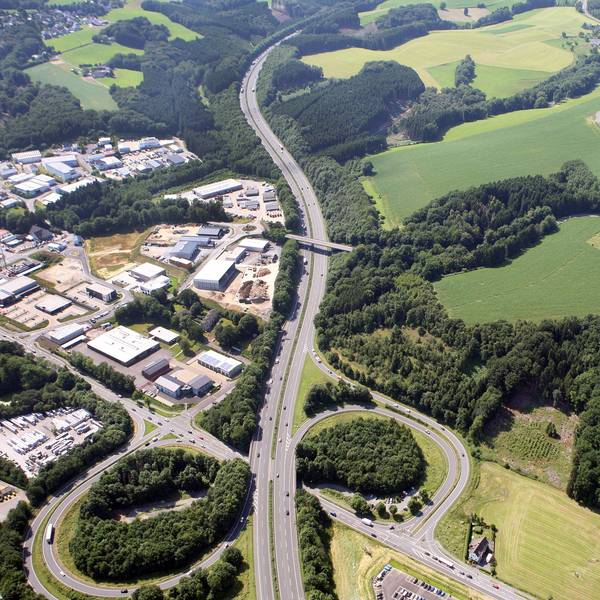 Rechts oberhalb der Autobahnbrücke könnte auf einer rund fünf Hektar großen Fläche eine Recycling-Anlage für Bauschutt entstehen.