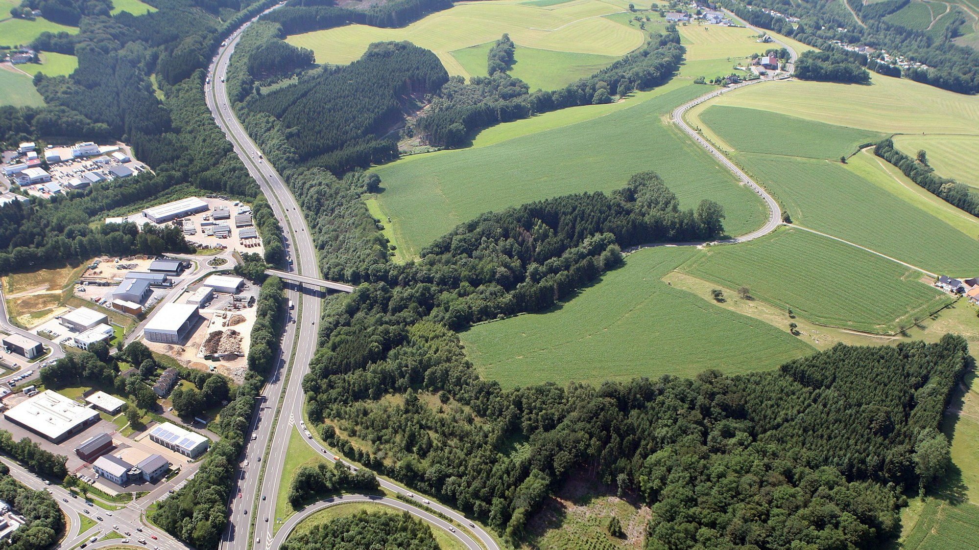 Rechts oberhalb der Autobahnbrücke könnte auf einer rund fünf Hektar großen Fläche eine Recycling-Anlage für Bauschutt entstehen.