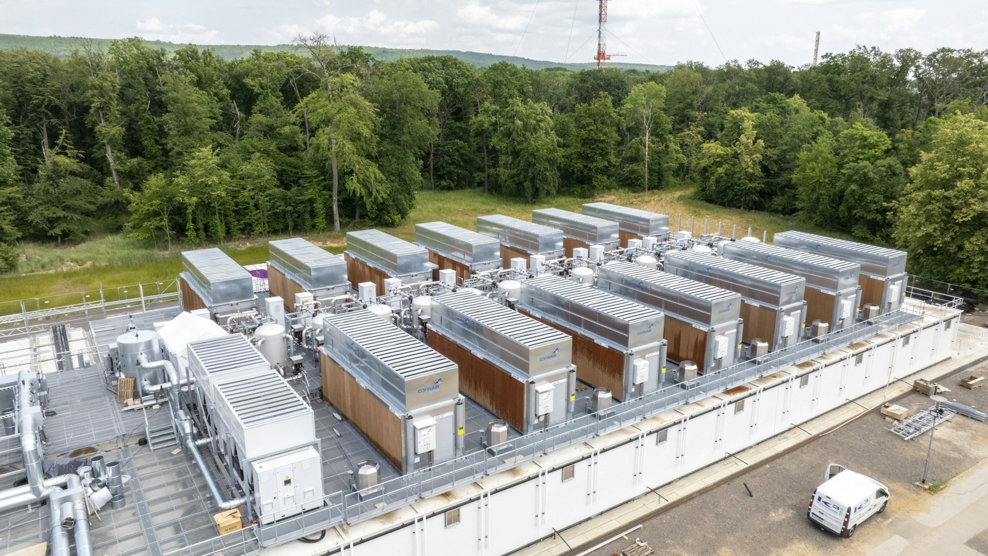 Blick auf das Jupiter-Dach mit Kühlanlagen