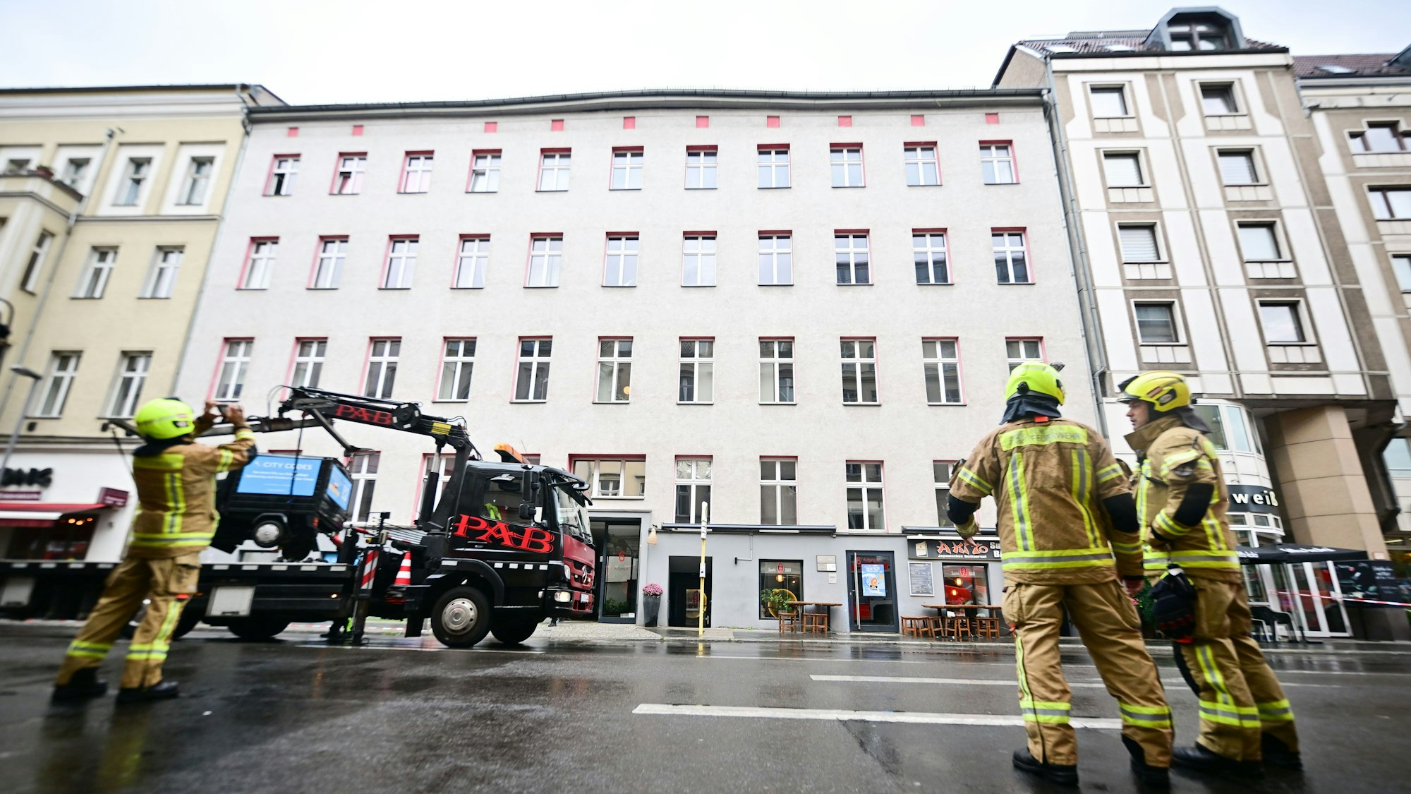 28.08.2025, Berlin: Feuerwehrleute räumen in Berlin-Mitte ein Haus wegen Einsturzgefahr. Foto: Sebastian Christoph Gollnow/dpa +++ dpa-Bildfunk +++