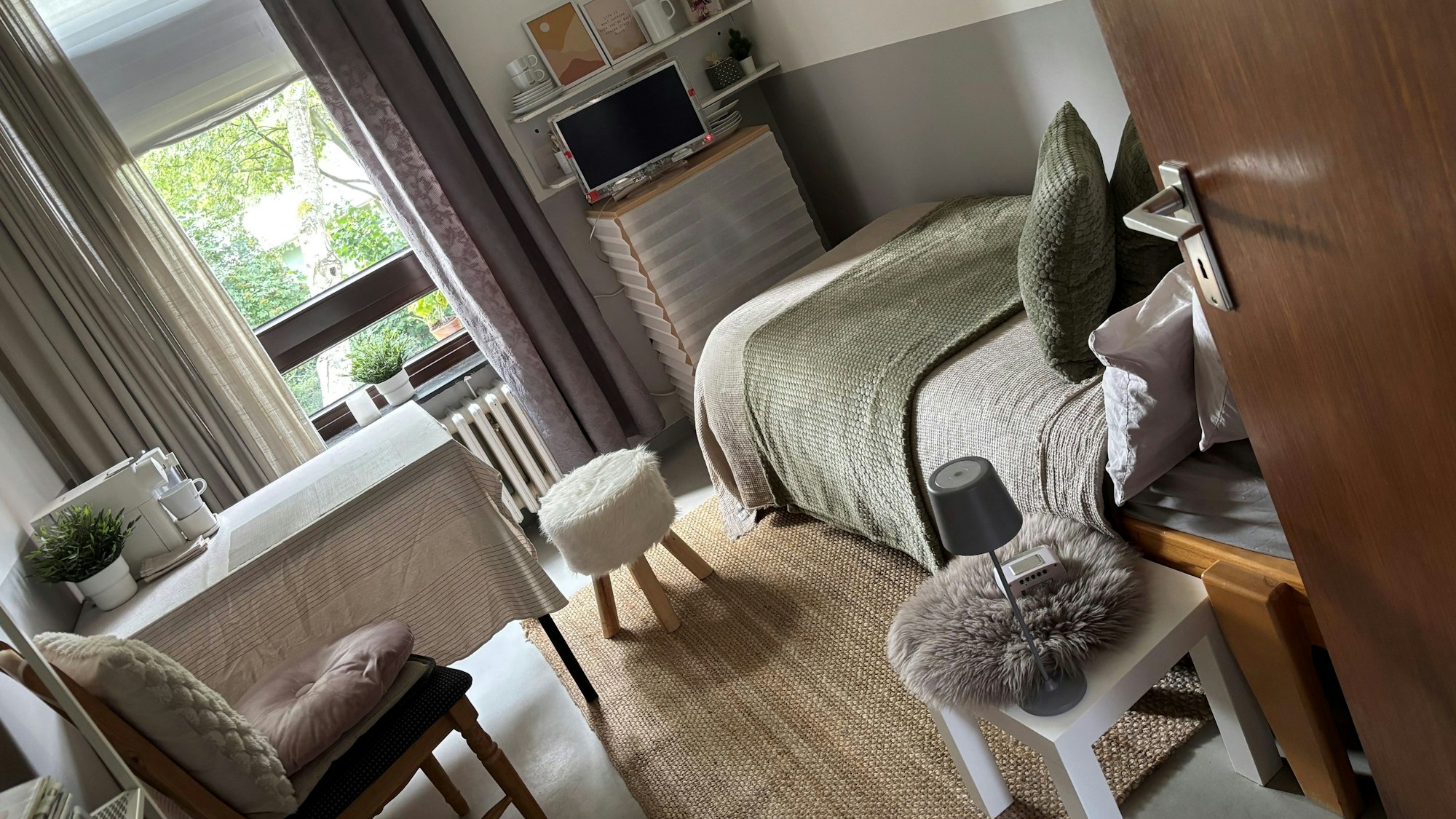 Blick in eine von einer Inhaftierten selbst eingerichtete Stube im Offenen Vollzug der Frauen-JVA Köln.