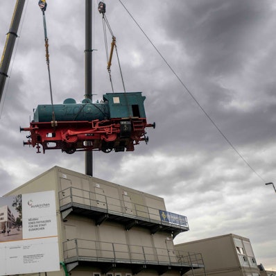 Das Bild zeigt die Lok, nachdem sie von der Spezialfirma aus Blankenheim an den Haken genommen war.