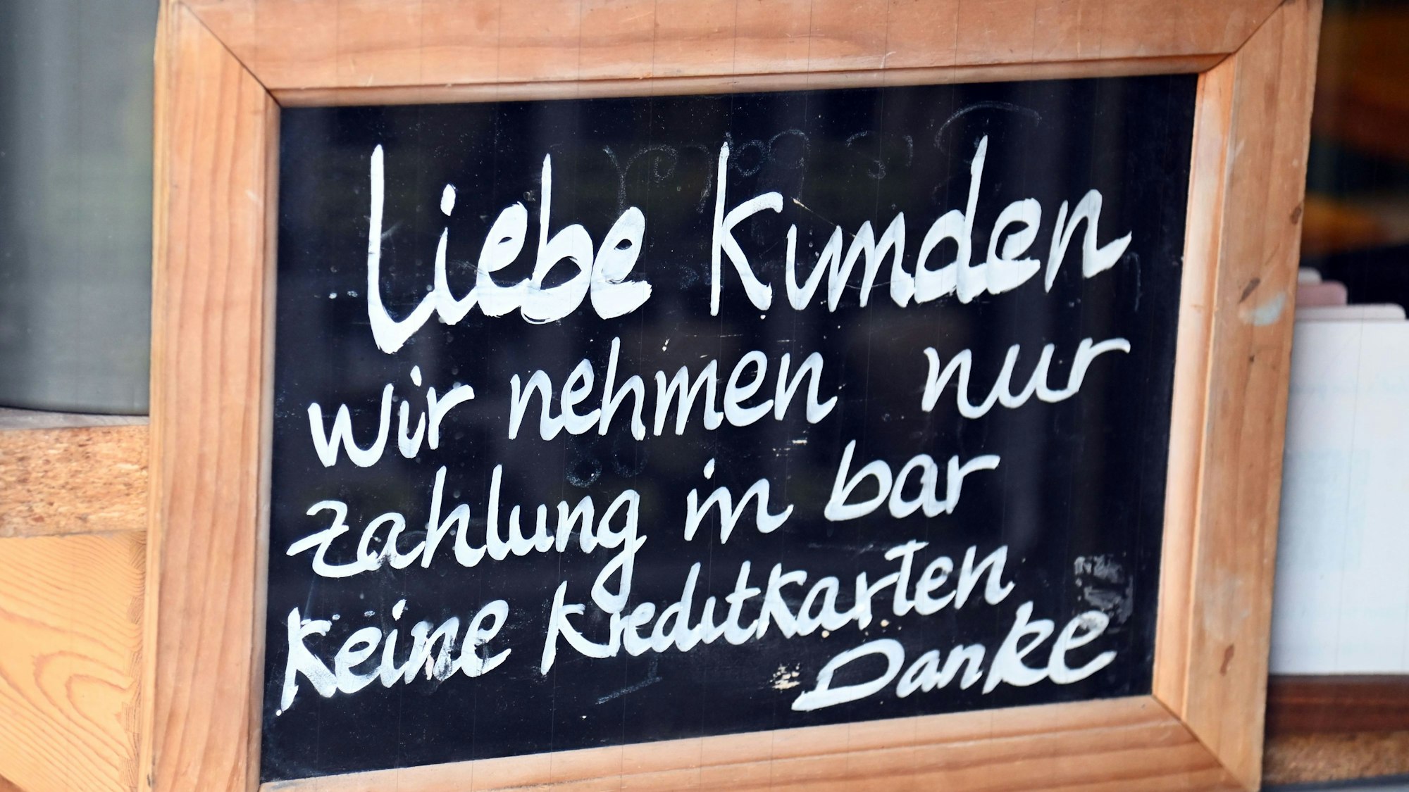 Ein Schild mit der Aufschrift: „Liebe Kunden, wir nehmen nur Zahlung in bar keine Kreditkarten“