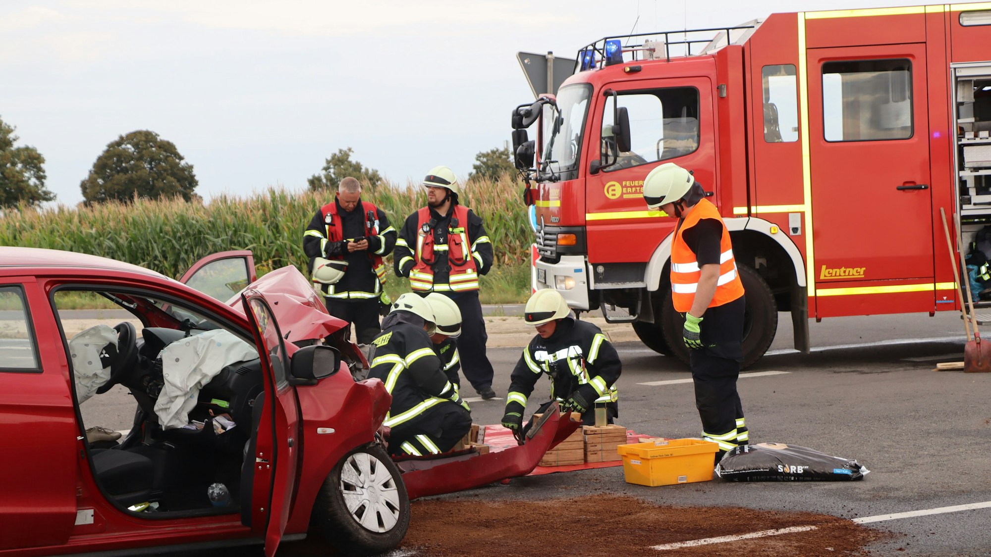 Die Rettungskräfte aus dem Rhein-Erft-Kreis, und den Kreisen Euskirchen und Düren kamen nach nach Erp zur Unfallstelle.
