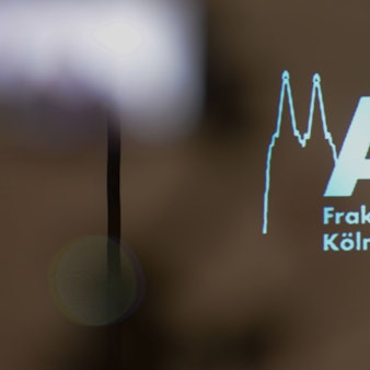 Logo der AfD Fraktion Köln bei einer Konferenz im Gürzenich.