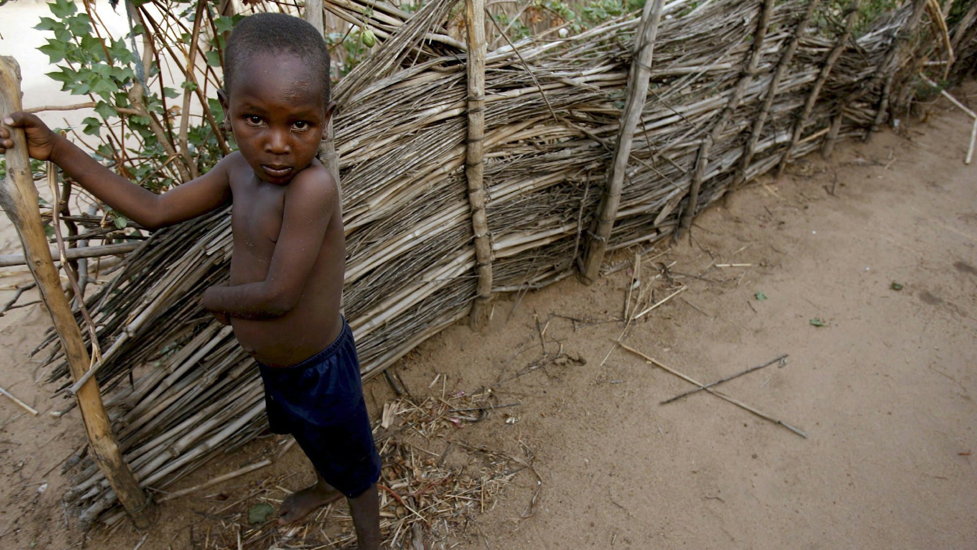 Ein Flüchtlingskind aus Dafur steht am 05.05.2007 im Flüchtlingslager Goz Amir am Rande von Kou-Kou im Osten des Tschad. (Archivbild)