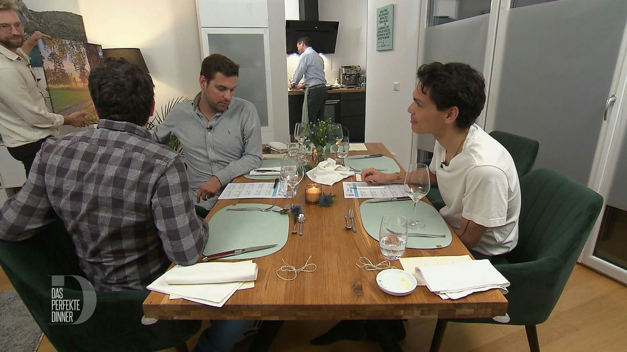 Damit er in der Küche seine Ruhe hat, beschäftigt Timo die Jungs mit einem Quiz.
(Bild: RTL)