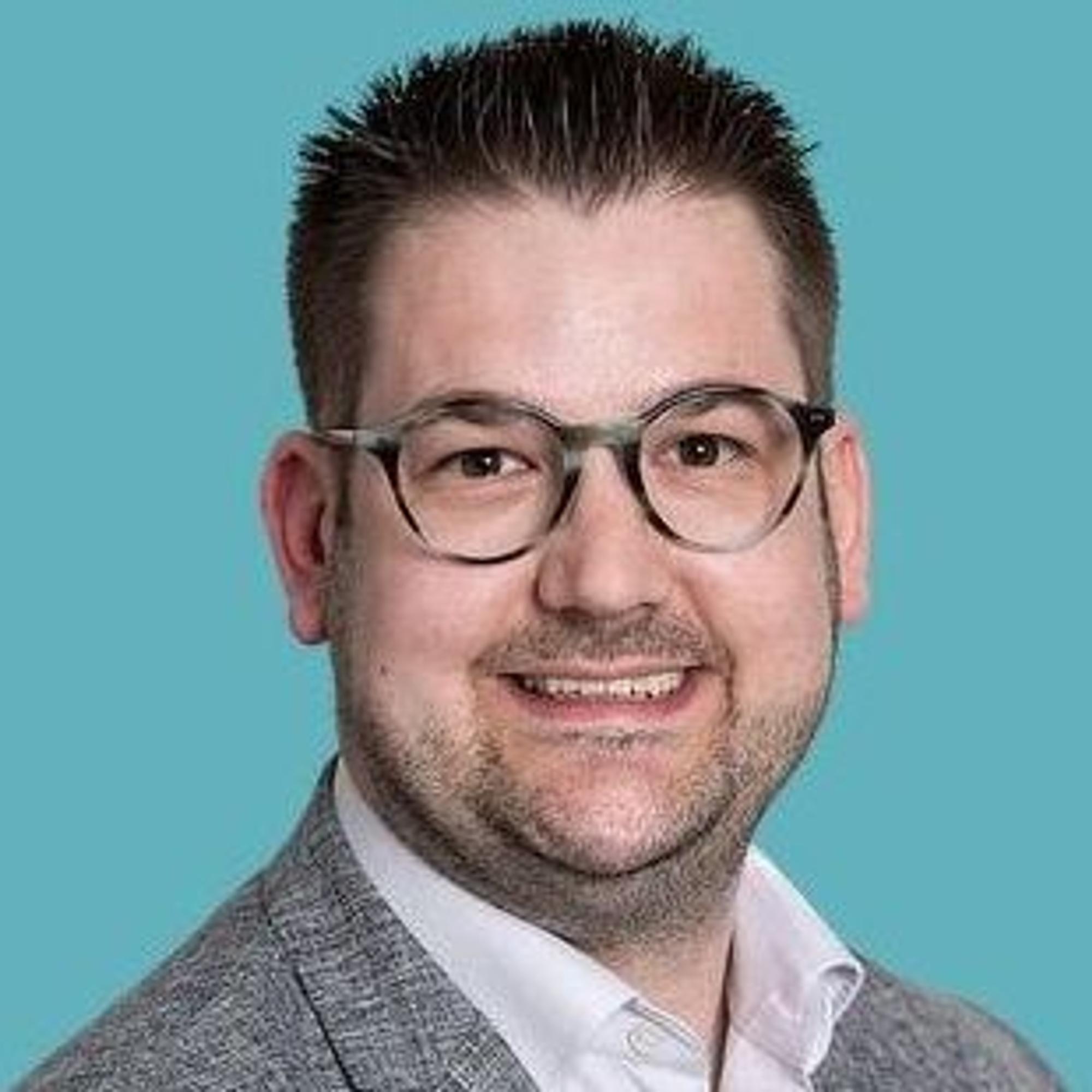 Das Porträtbild zeigt Sebastian Jentges.