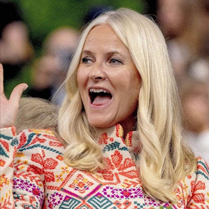 Kronprinzessin Mette-Marit winkt.