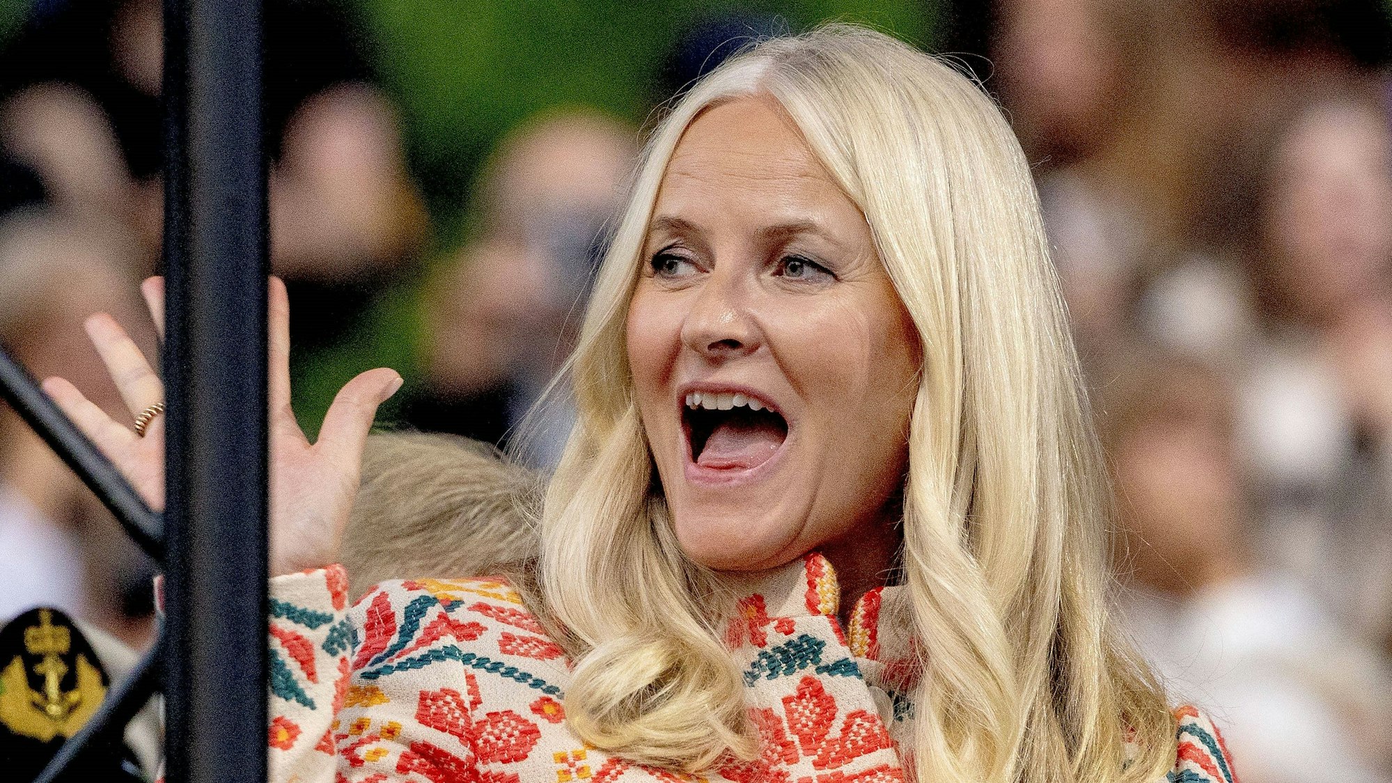 Kronprinzessin Mette-Marit winkt.