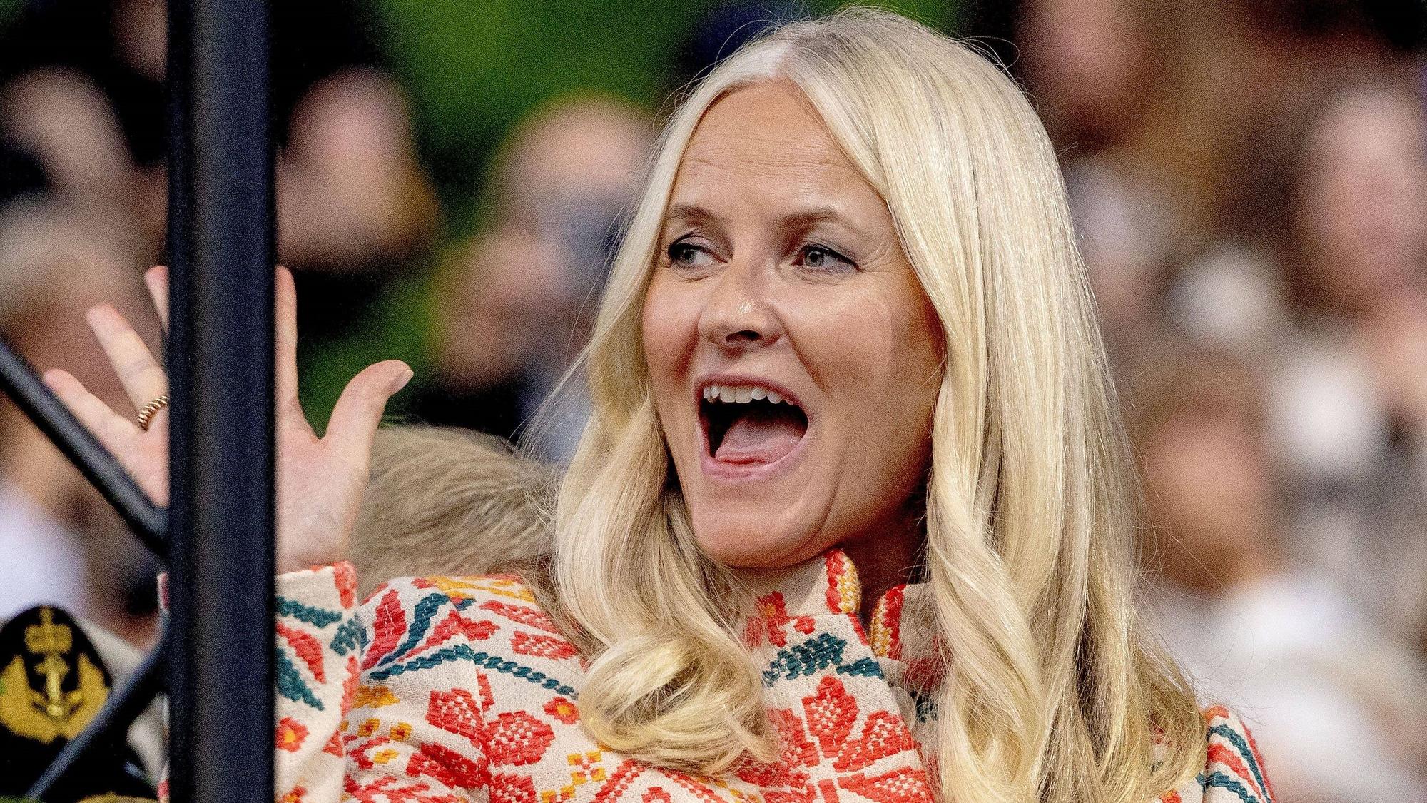 Kronprinzessin Mette-Marit winkt.