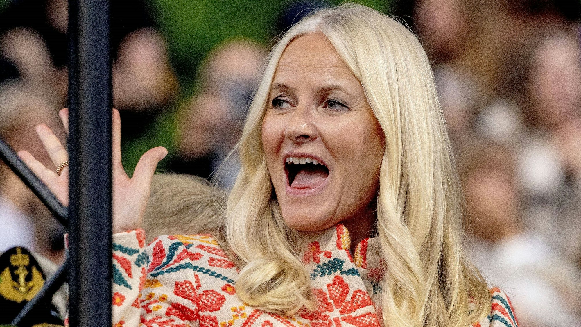 Kronprinzessin Mette-Marit winkt.