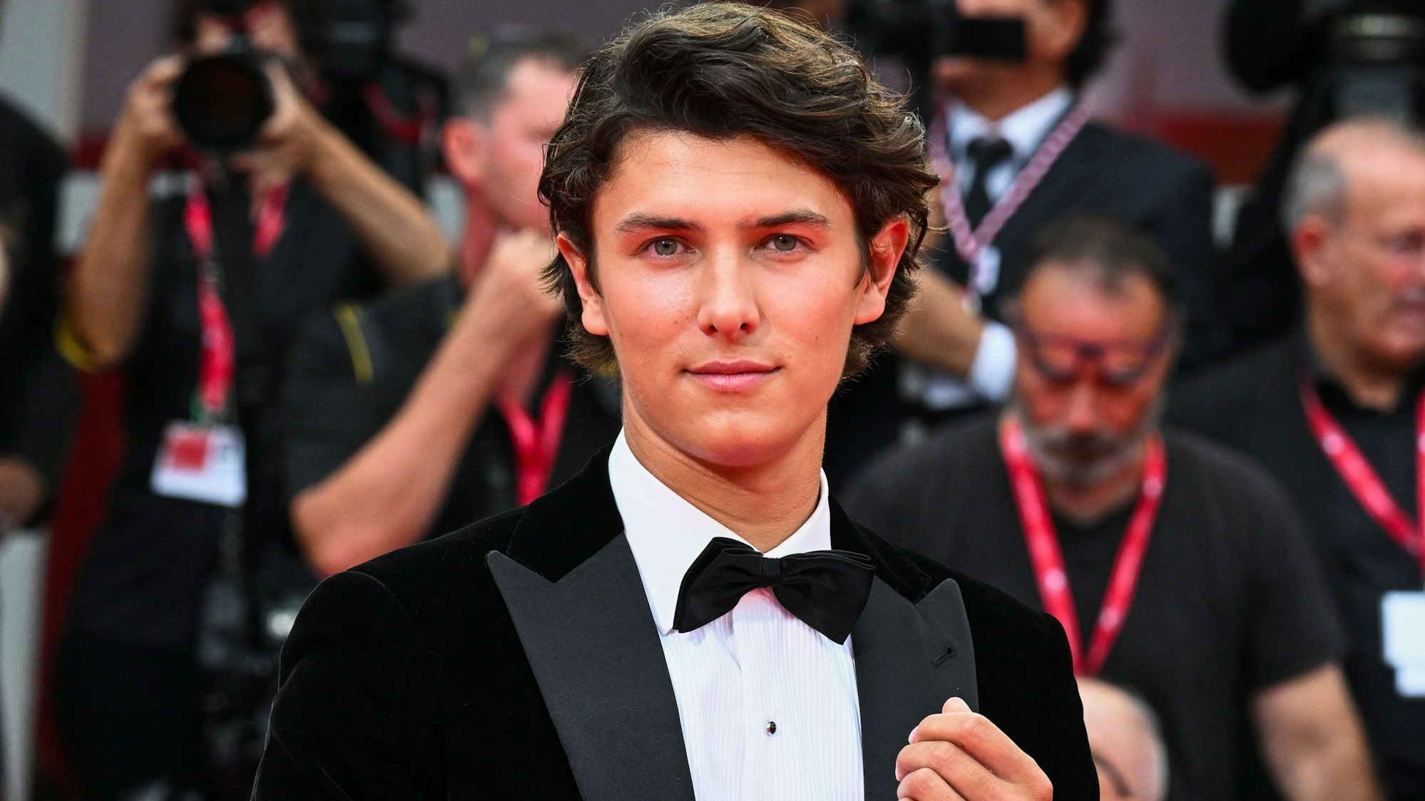 Graf Nikolai von Monpezat posiert für Fotografen.