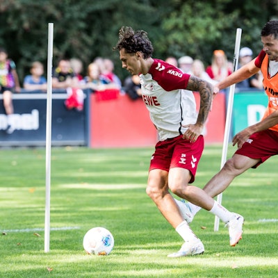 Julian Pauli im Zweikampf mit Imad Rondic.