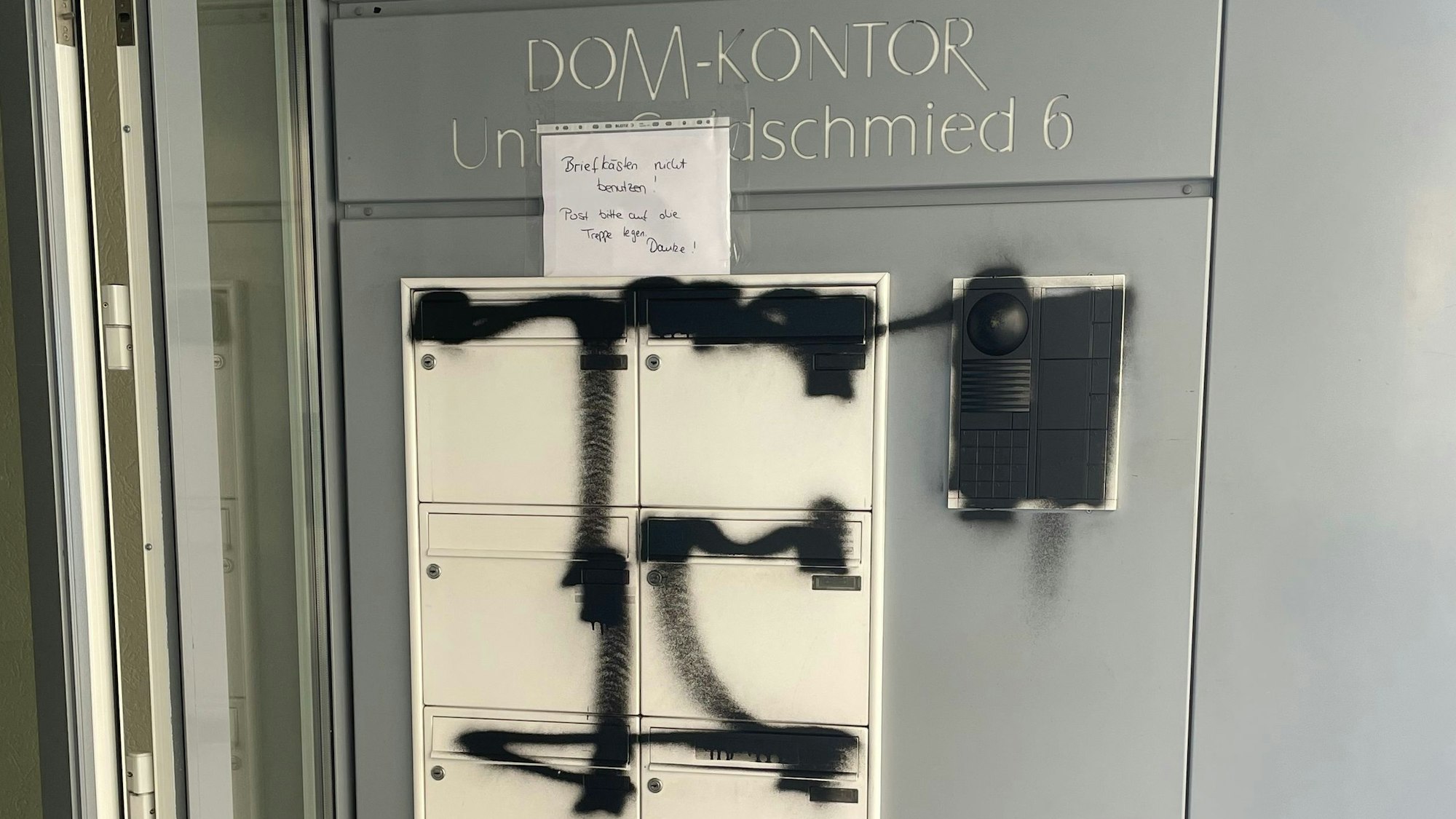 Die Briefkästen von „Die PARTEI“ und „GUT & KLIMA FREUNDE“ wurden mit Sprühlack beschmiert und mit Buttersäure gefüllt.