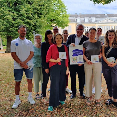 Schirmherr der Woche der Kinderrechte ist Marc Adomat (M.), hier mit Vertreterinnen und Vertretern teilnehmender Organisationen.