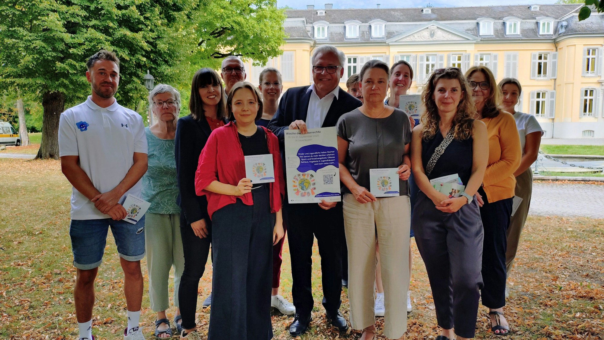 Schirmherr der Woche der Kinderrechte ist Marc Adomat (M.), hier mit Vertreterinnen und Vertretern teilnehmender Organisationen.