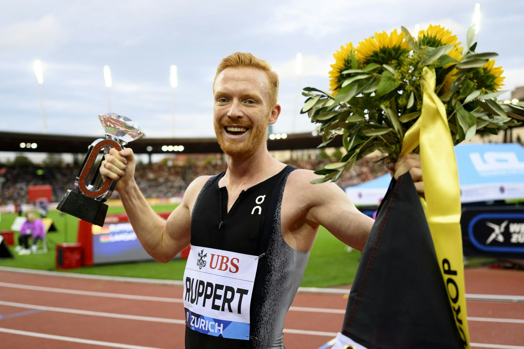 Durfte sich für seinen Sieg feiern lassen: Hindernisläufer Frederik Ruppert.
