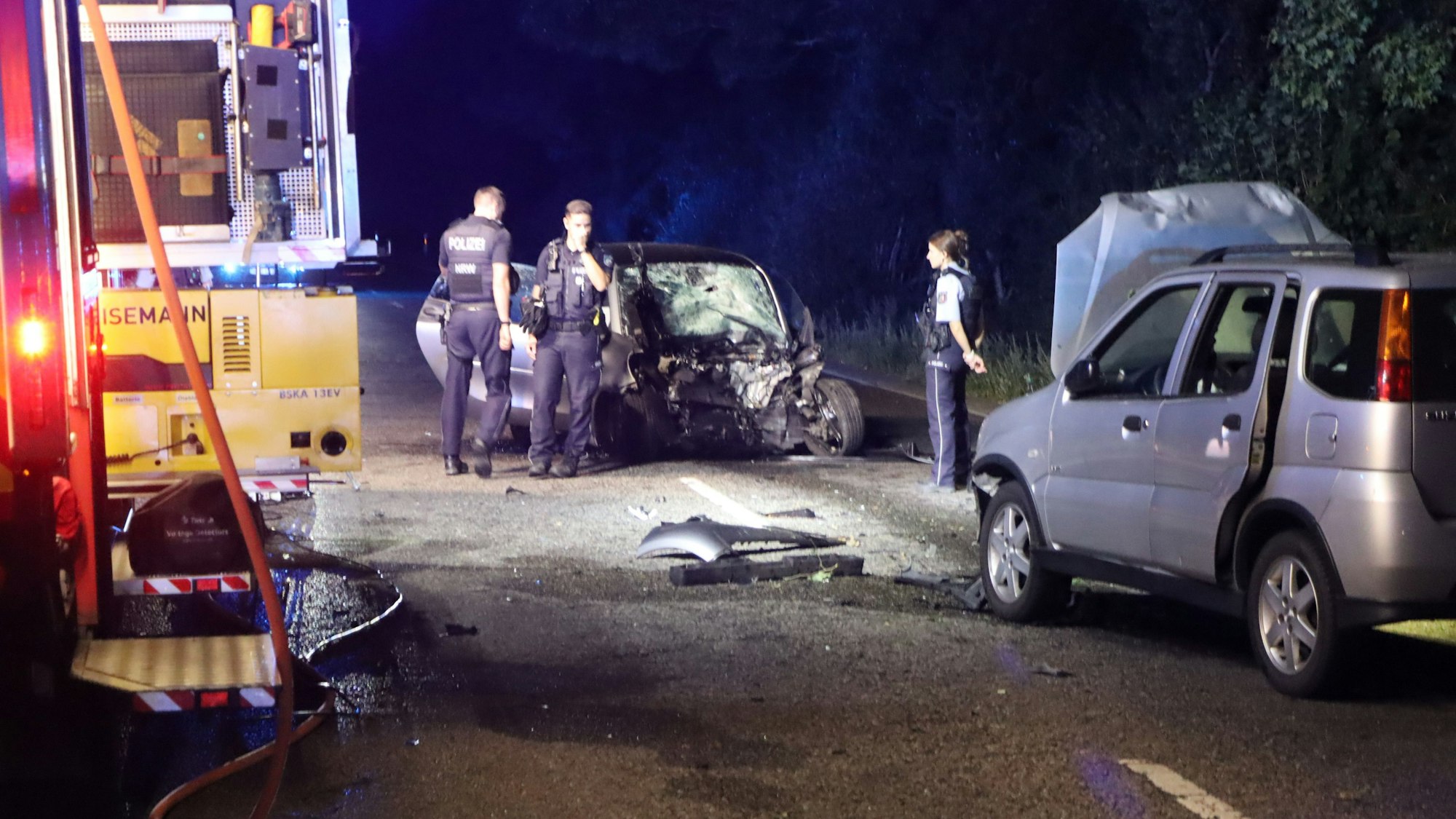 Den Helfern bot sich ein schlimmes Bild, überall lagen Fahrzeugteile verstreut.