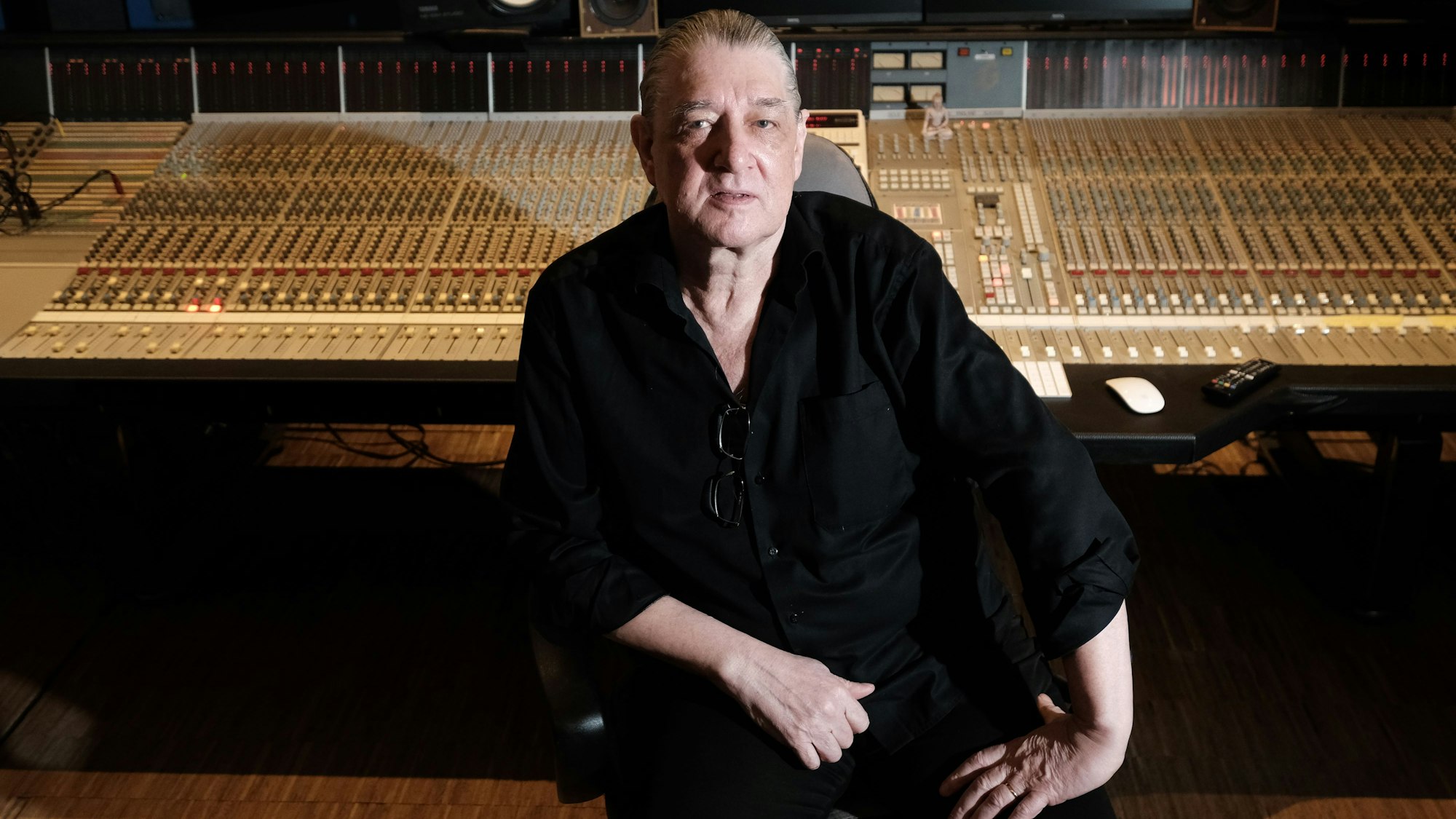 Thomas Brück sitzt an einem Mischpult.