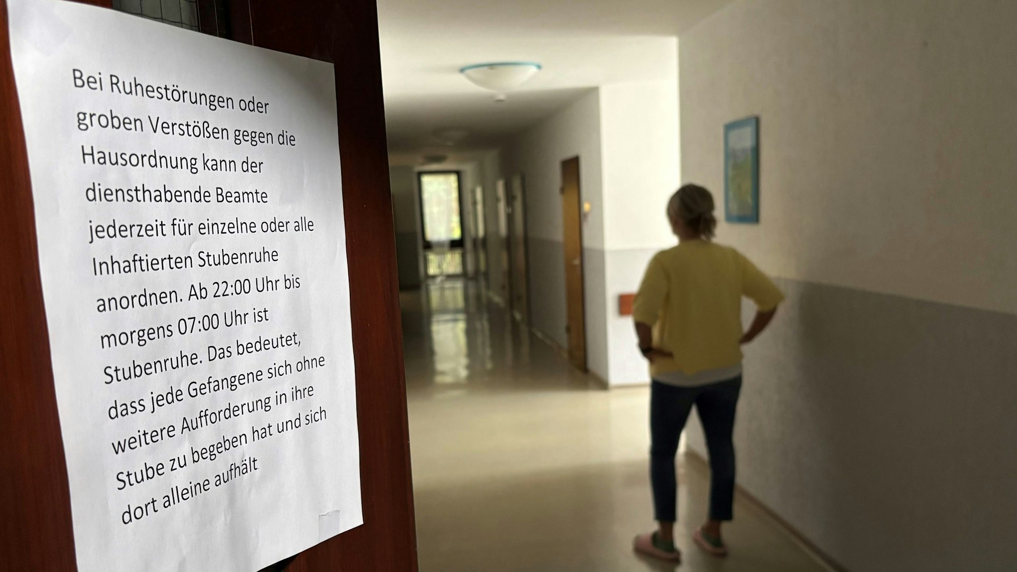Flur im Offenen Vollzug der Frauen-JVA Köln: An der Zugangstür wird an die Regeln erinnert.