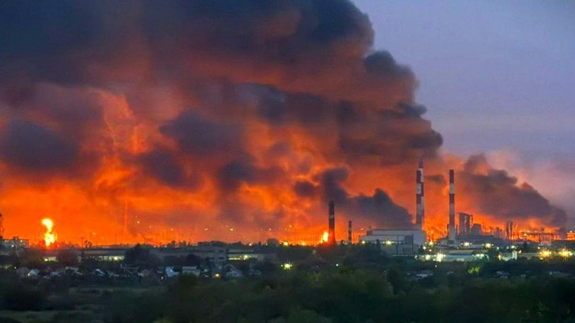 Rauch steigt über einer russischen Ölraffinerie auf nach ukrainischen Angriffen. (Archivbild)
