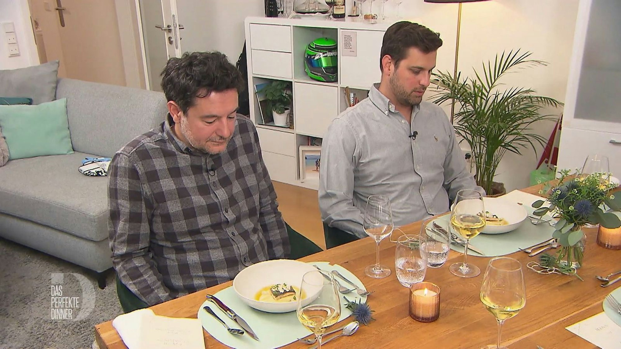 Pau (links) und Marco fragen sich, warum ihr Loup de mer denn versaut sein soll.
(Bild: RTL)