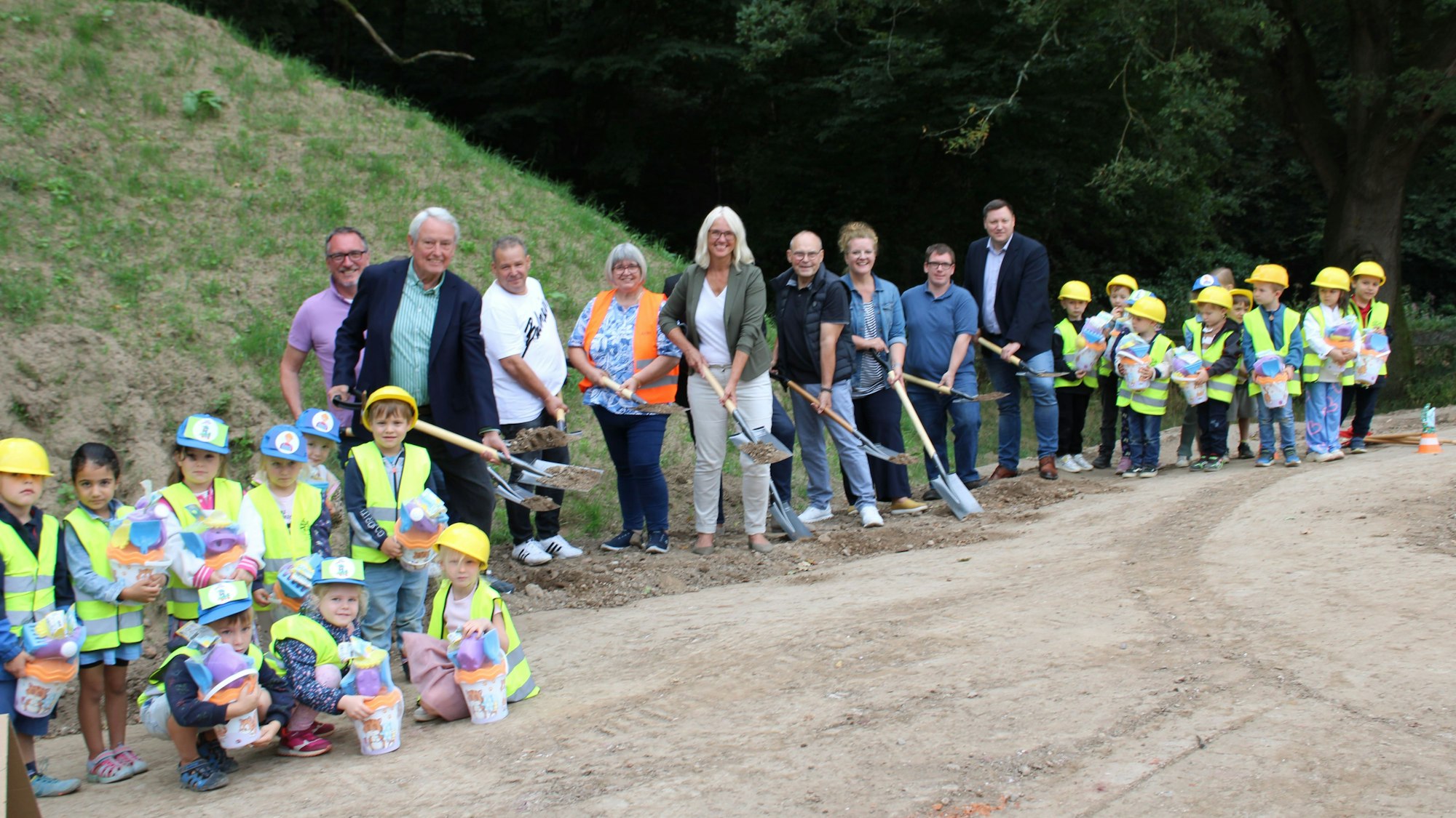 Mit dem offiziellen Spatenstich startet der Bau der Kita „Waldgeister“ an der Pützerau 112.