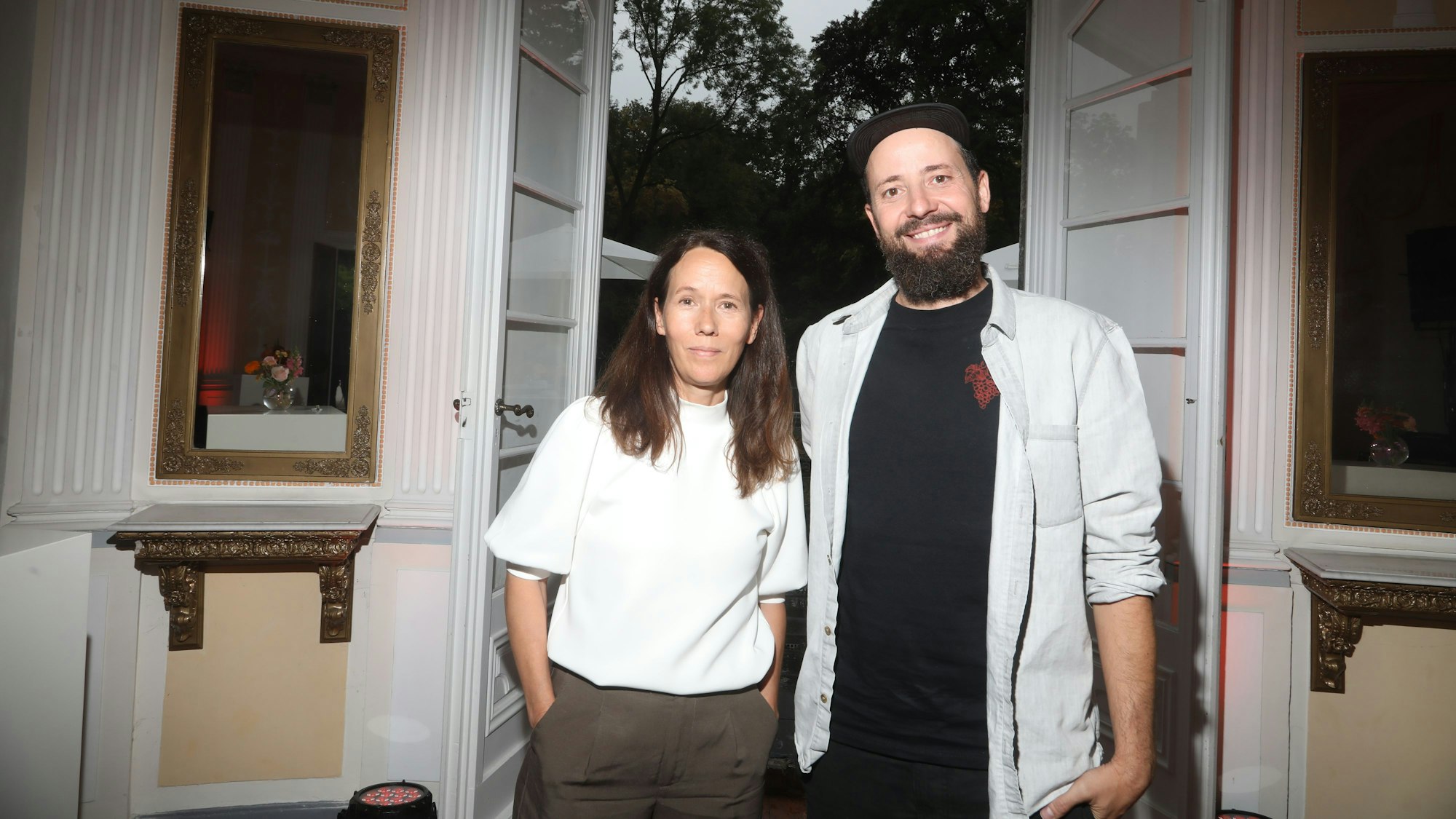 Leona Frommelt (WDR) und Philipp Käßbohrer (btf) bei der Jurysitzung zum Internationalen Emmy Award 2025 auf Schloss Arff.
