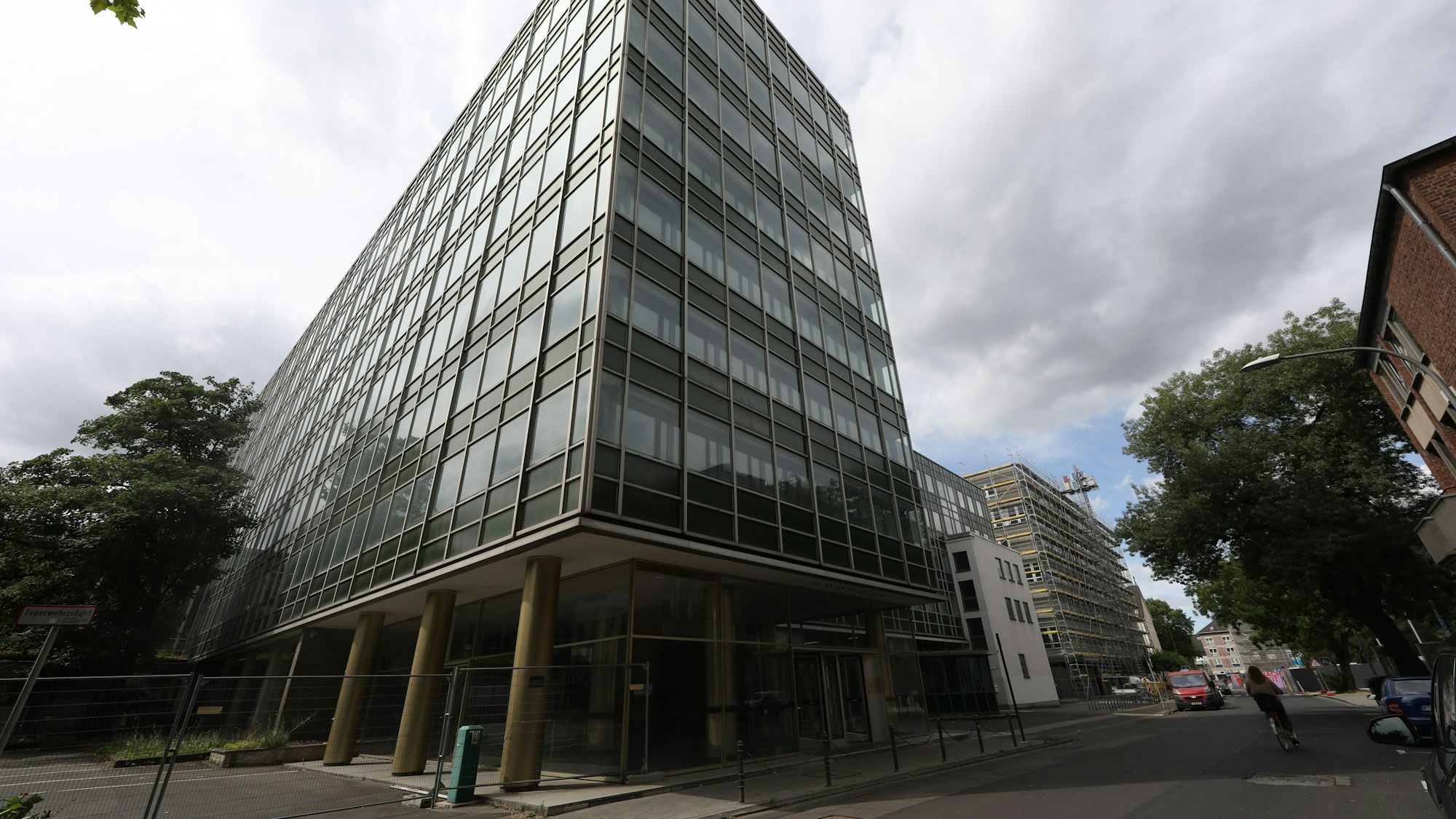 21.07.2025, Köln: Das Kaufhof-Areal an der Leonhard-Tietz-Straße im Übersichtsbild. Die Kölner Stadtverwaltung will dort als Mieterin einziehen, doch das Vorhaben verzögert sich und wird teurer als geplant. Foto: Arton Krasniqi