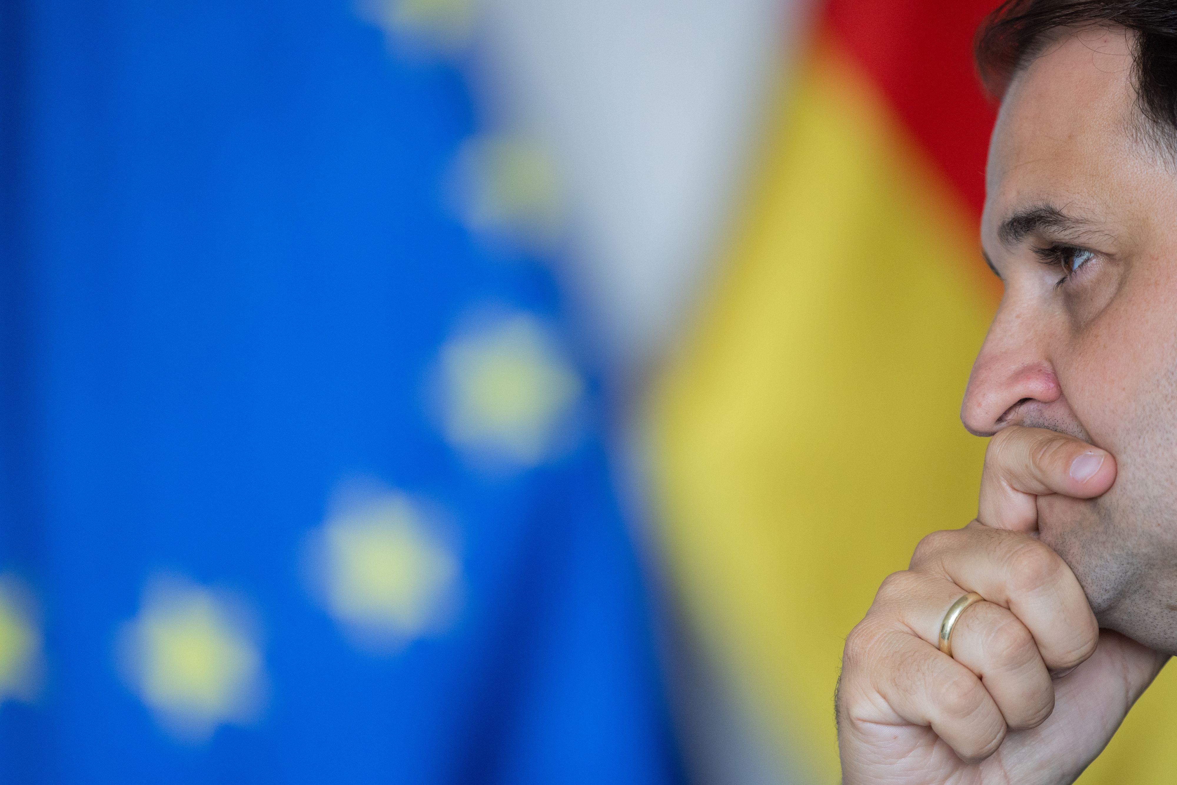 Nathanael Liminski (CDU), Minister für Bundes- und Europaangelegenheiten, Internationales sowie Medien und Chef der Staatskanzlei, spricht während eines Interviews in der Staatskanzlei.