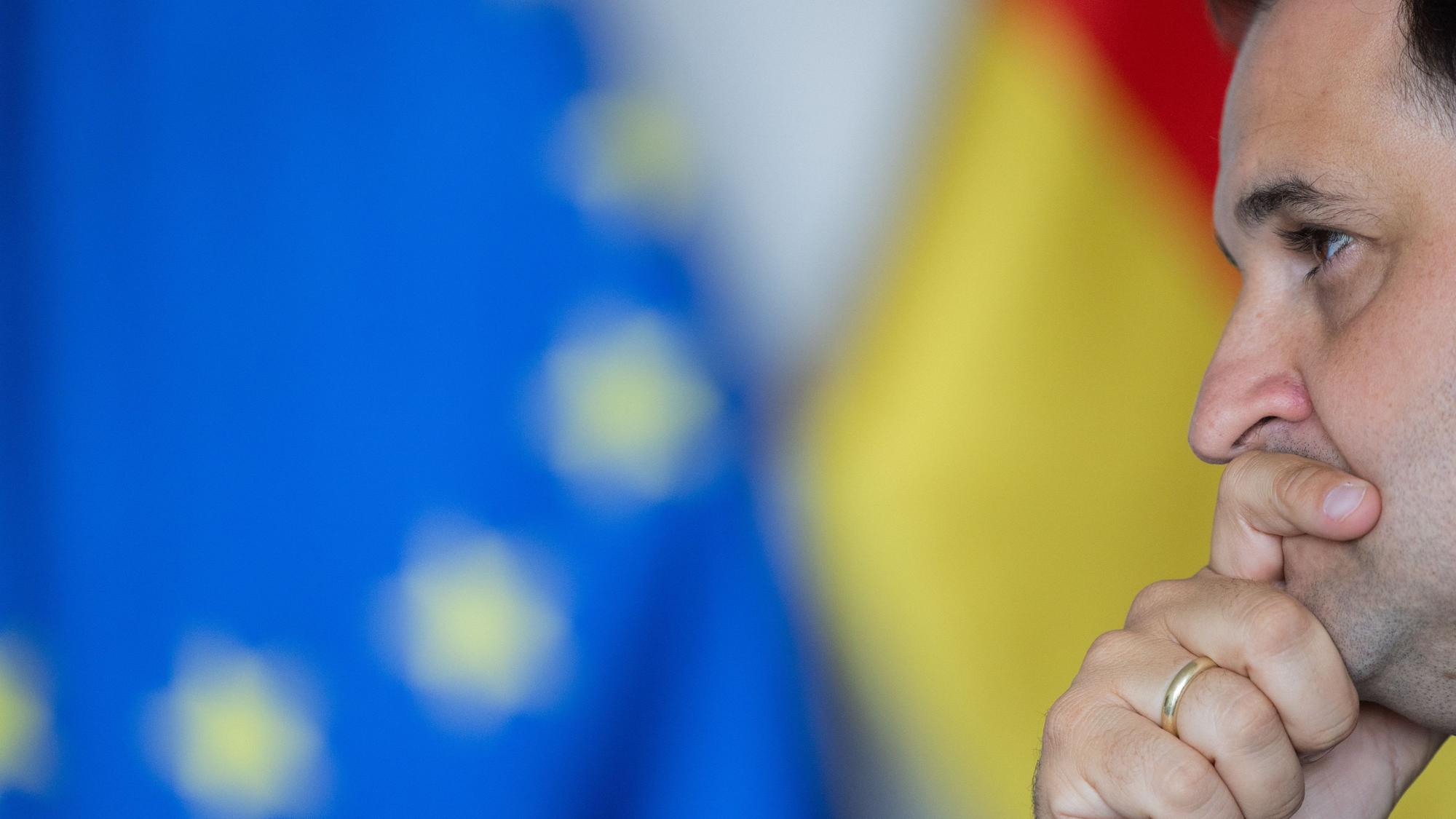 Nathanael Liminski (CDU), Minister für Bundes- und Europaangelegenheiten, Internationales sowie Medien und Chef der Staatskanzlei, spricht während eines Interviews in der Staatskanzlei.