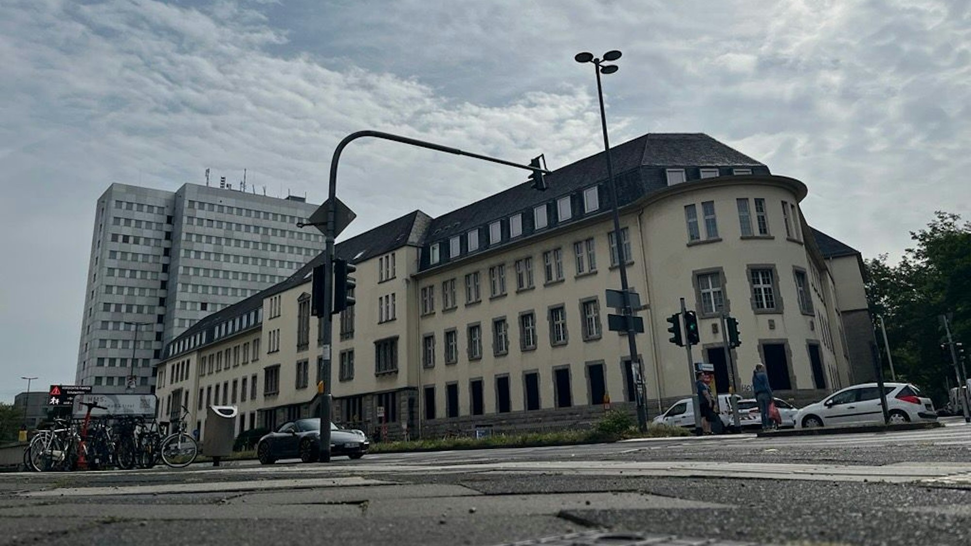 In der früheren Oberfinanzdirektion an der Riehler Straße sollen geflüchtete Menschen unterkommen.